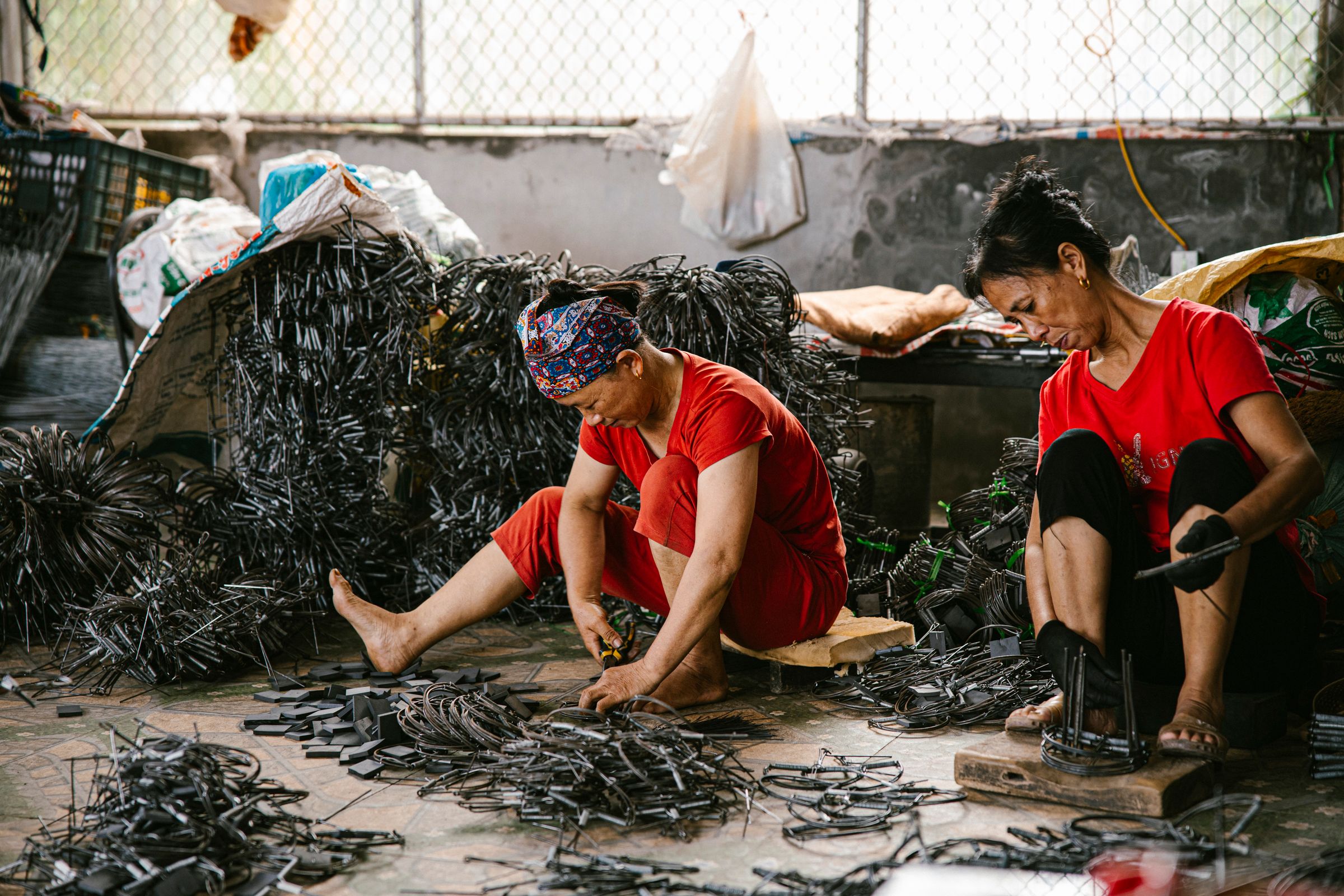 Perempuan mengerjakan kerajinan tangan di ruang produksi