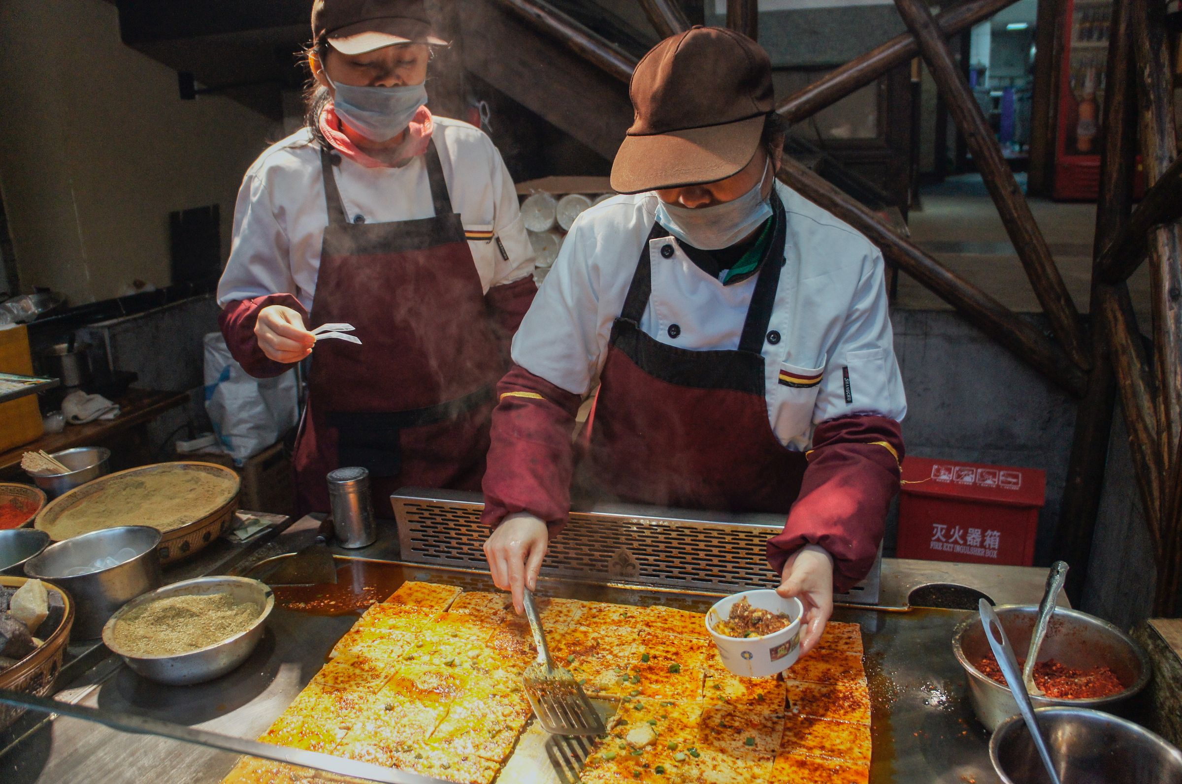Aktivitas kuliner di pasar makanan